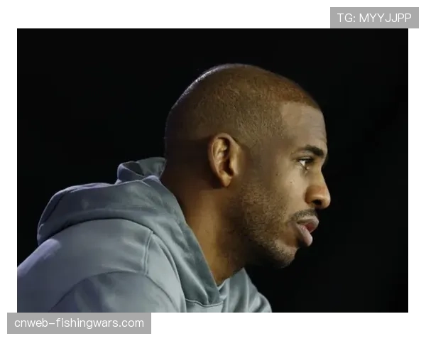 特写:克里斯·保罗在替补席指挥新秀跑位,展现老将领导力 特写:克里斯·保罗在替补席指挥新秀跑位,展现老将领导力